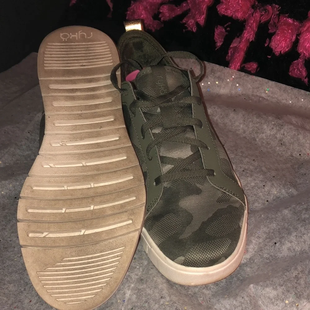 Preowned RYKA SURROUND FIT WOMEN GREEN CAMO PRINT SNEAKERS (7.5) - Picture 3 of 6